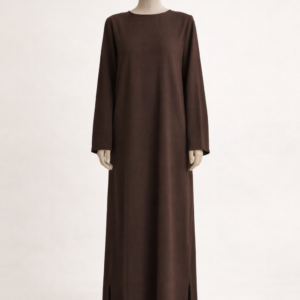 Mannequin portant abaya marron avec fentes