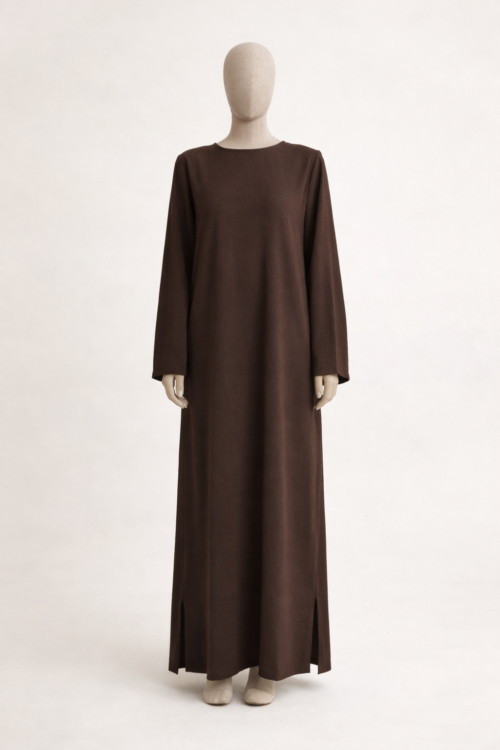 Mannequin portant abaya marron avec fentes