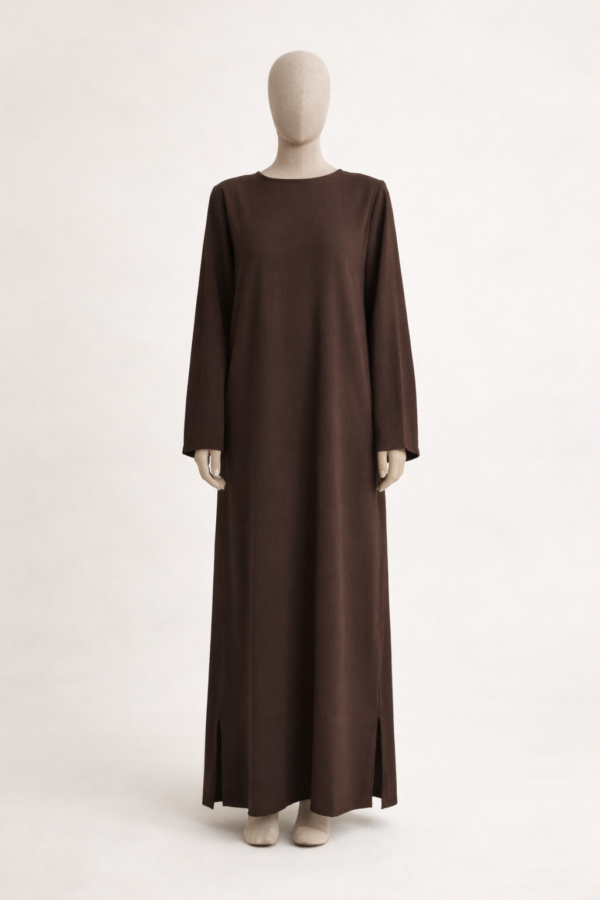 Mannequin portant abaya marron avec fentes